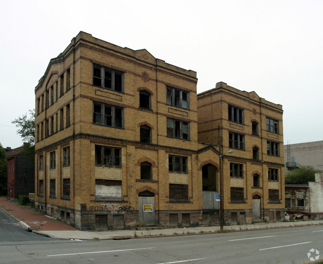 Main Building View - 1300 Chateau St