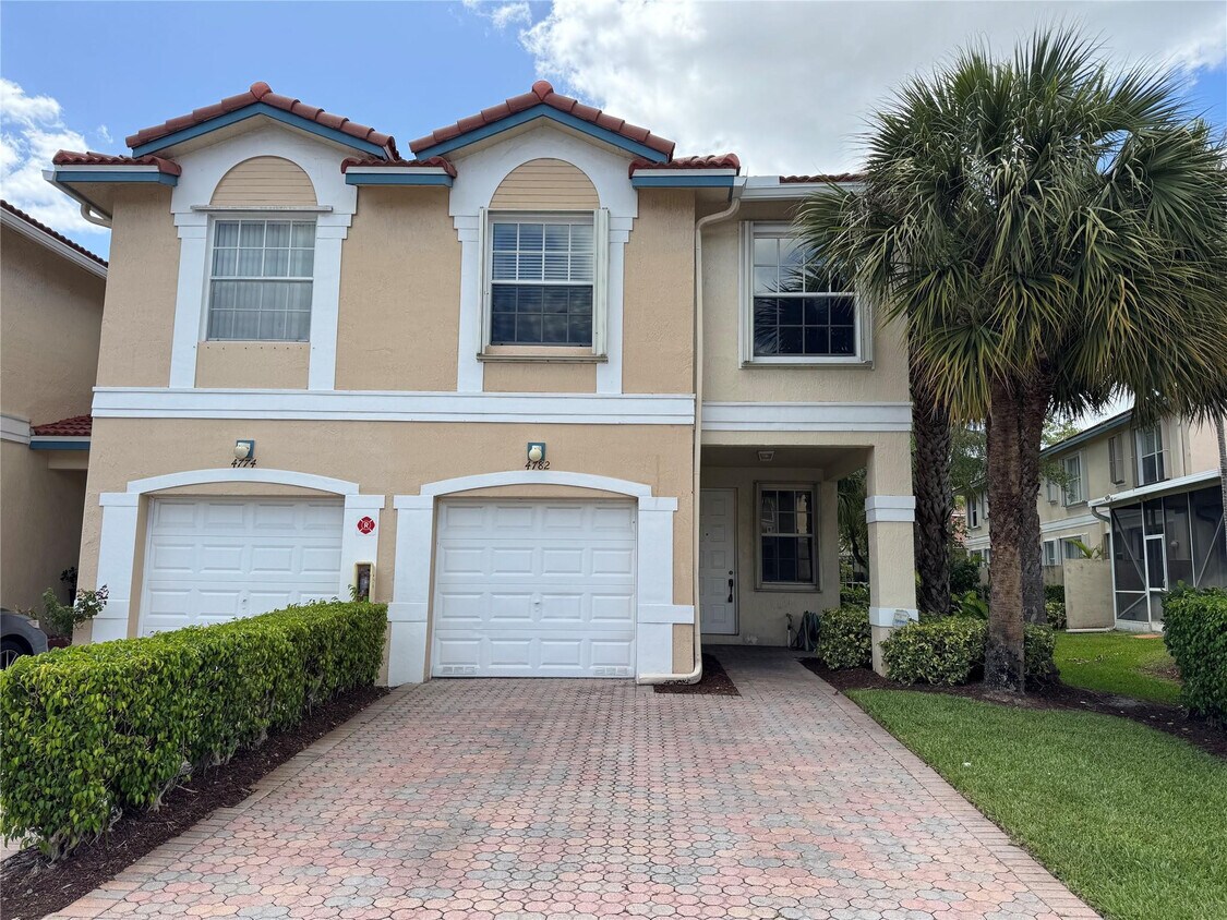 Foto principal - 4782 NW 116th Terrace