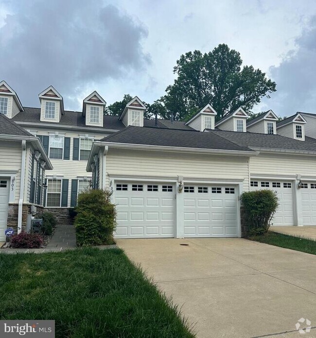 Building Photo - 805 Thicket Ct