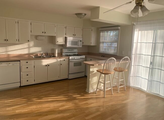 Building Photo - 845 Country Club Dr