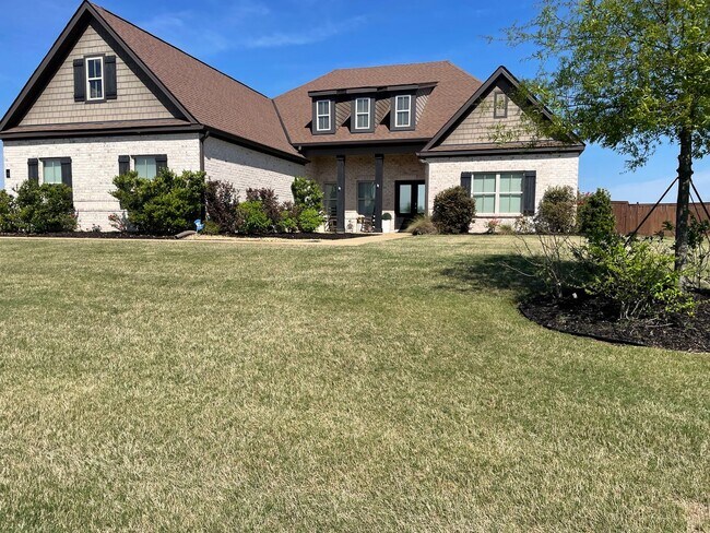 Foto del edificio - Stunning 4-Bedroom Home in Coventry with Designer Finishes & a Pool!