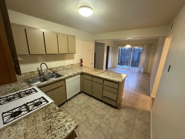 Building Photo - 2740 Mendonca Dr