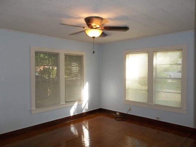 Building Photo - CUTE 2 BEDROOM