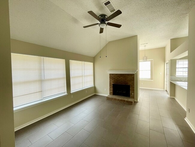 Building Photo - 3/2 townhouse for rent in Brandon 047!