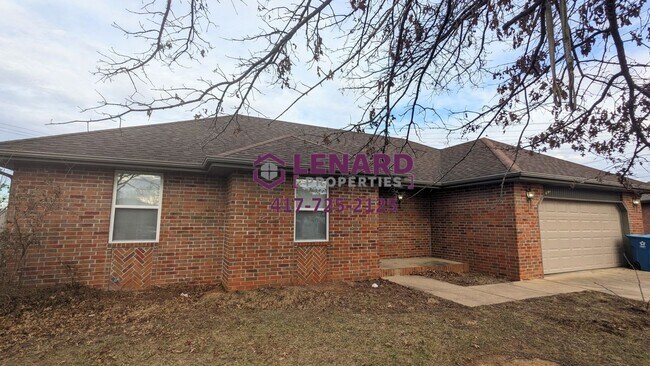 Foto del edificio - 3 Bedroom Home With Large Fenced Yard!