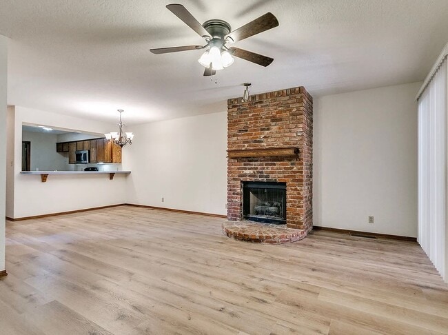 Building Photo - Beautiful 3bed/2bath Townhome Available in Westside Norman!!