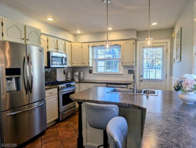 Building Photo - 190 Oak St