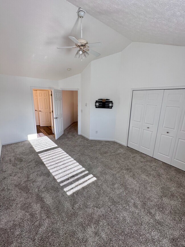 Principal Bedroom Upstairs - 11 Fountain Dr