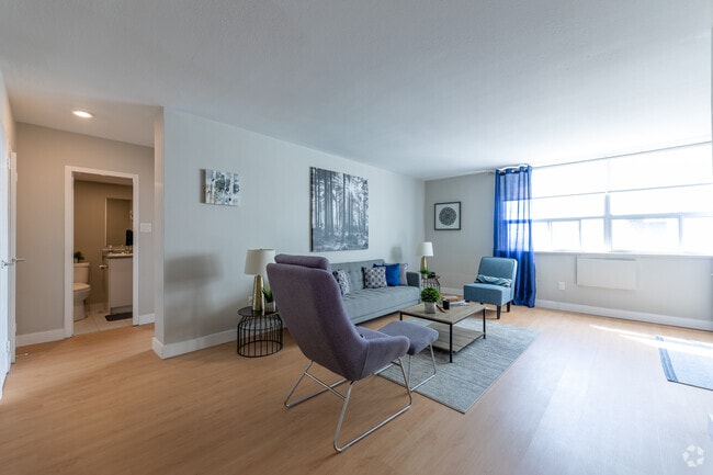 1BR, 1BA - Living Room - 1577 Lawrence Avenue West
