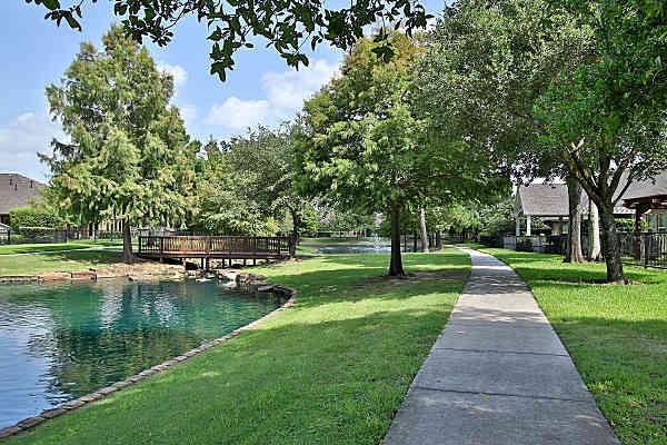 Foto del edificio - 2418 Hendricks Lakes Dr