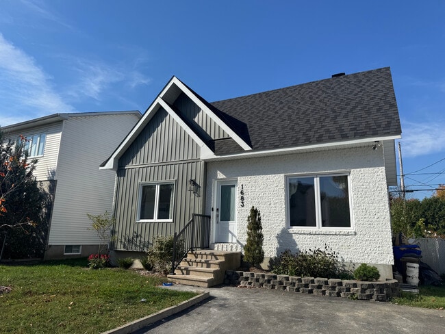 Photo du bâtiment - Spacious 7 Bedroom, 2.5 Bathroom Home