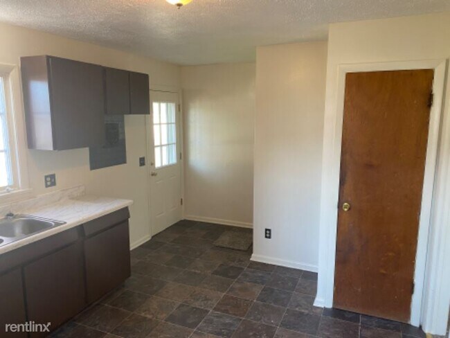 Foto del edificio - 2 br, 1 bath Townhome - 28 Lakecrest Ave