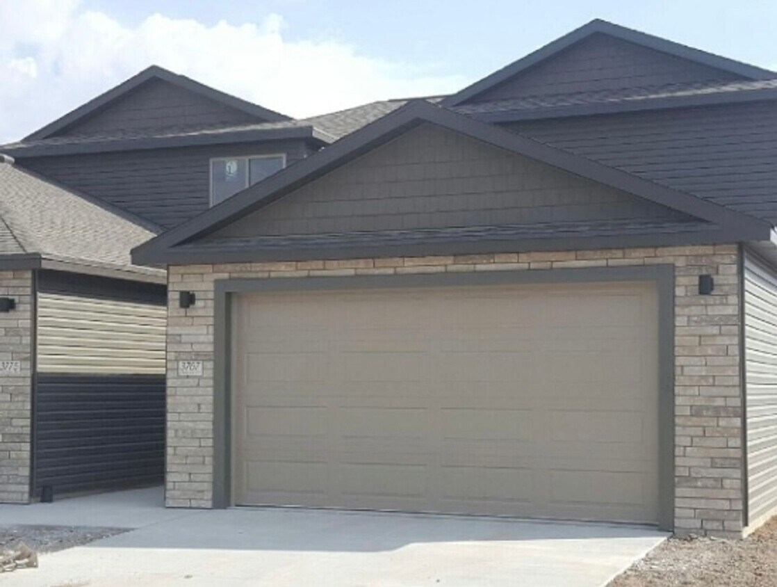 Foto principal - Spacious 2-Story with 3 bedrooms/2.5 bathr...
