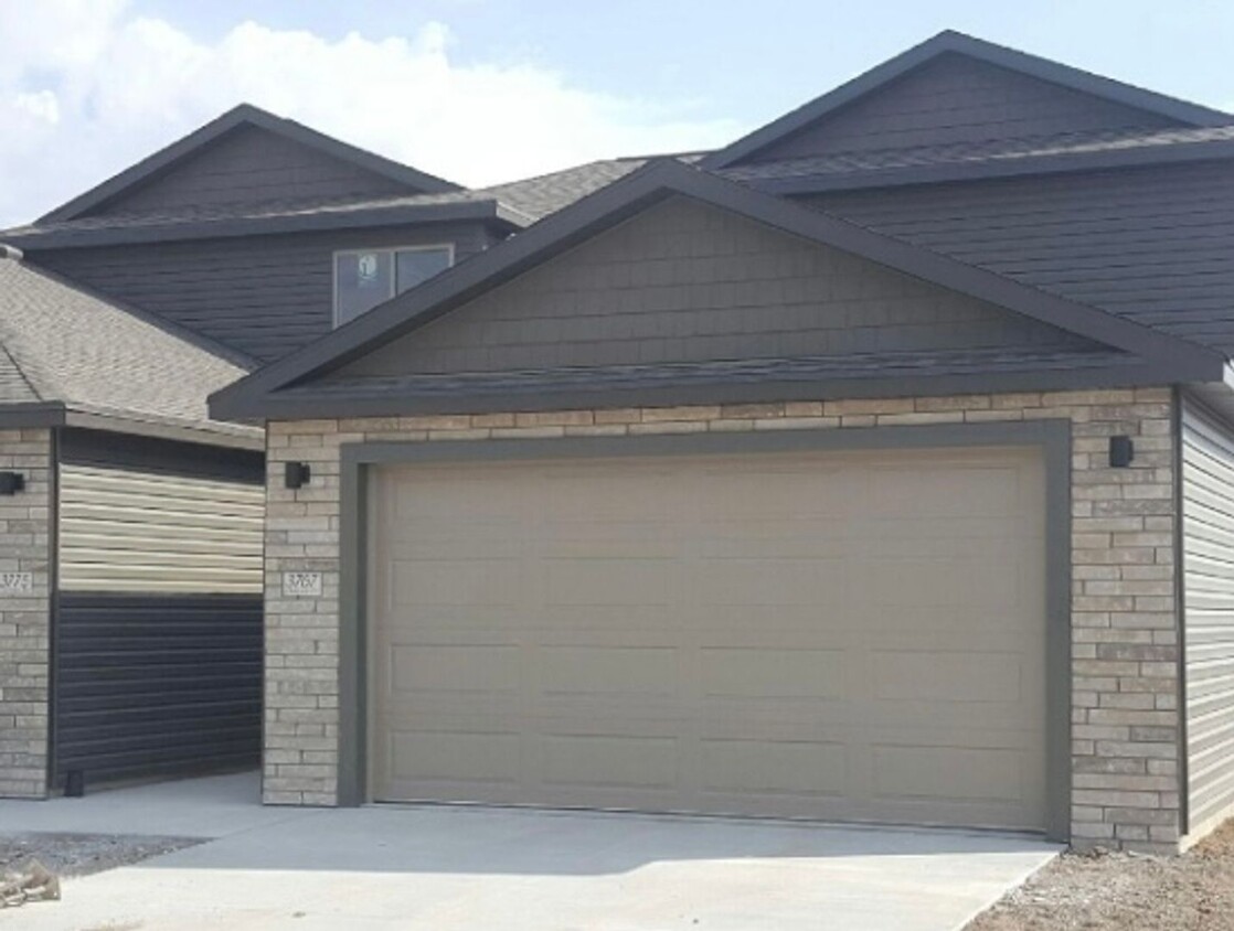 Primary Photo - Spacious 2-Story with 3 bedrooms/2.5 bathr...