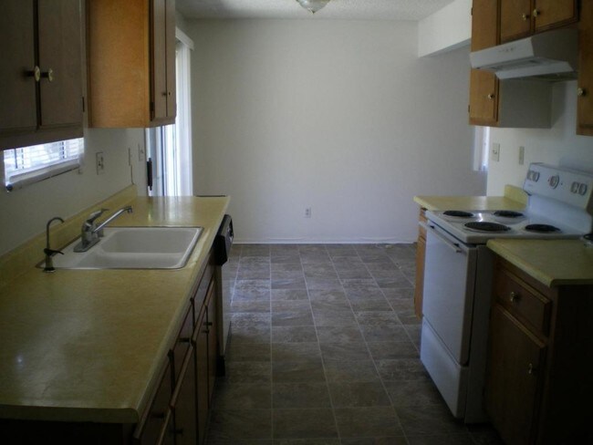 Building Photo - 880 Evergreen St