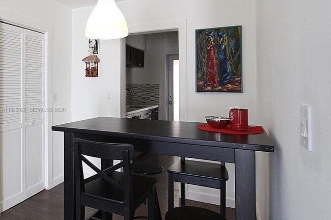 Building Photo - 2250 Bay Dr