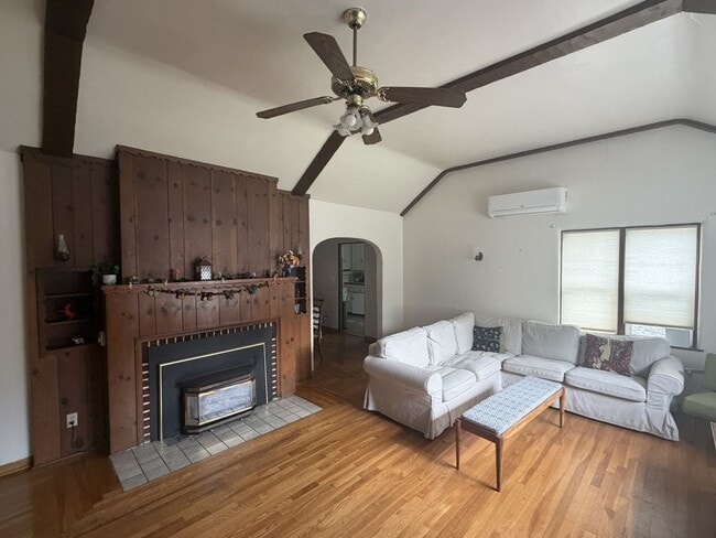 Foto del edificio - RARE Opportunity to Live on Mansion Avenue! Across the Street From CSUC