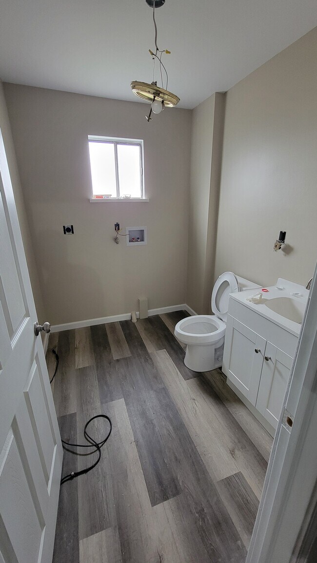 Building Photo - 465 Kossuth St