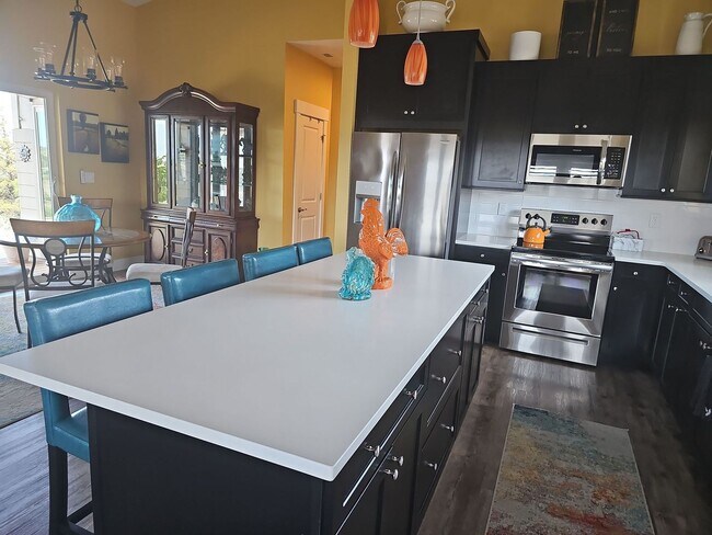 Foto del edificio - Home with Mountain View *Fully Furnished