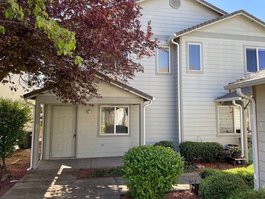 Foto principal - Very Nice 2 bedroom 1.5 Bath Townhome-In a...