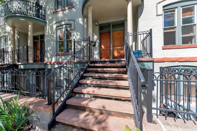 Foto del edificio - Beautiful Row Home Style Condo Central Den...