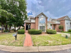 Building Photo - 213 Parkwood Cir
