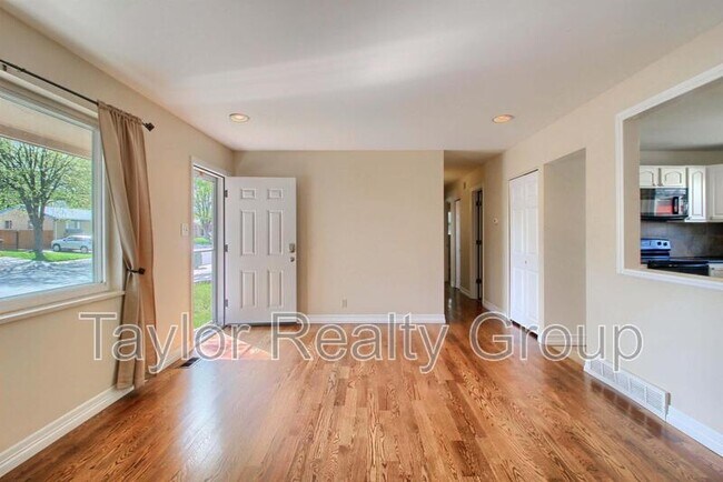 Building Photo - 2061 Phillips Dr