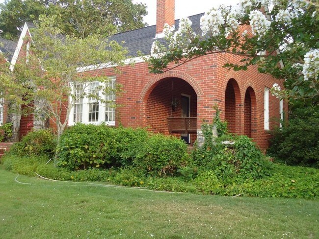 Building Photo - 2807 Summerville Road