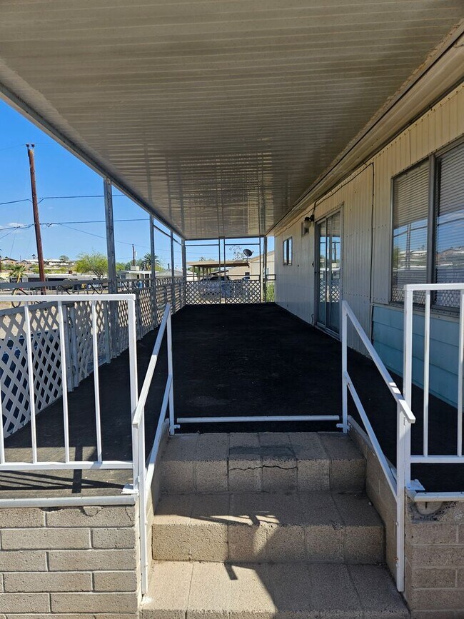 Foto del edificio - CUTE 2 Bed/2 Bath Mobile on 2 lots in Cent...