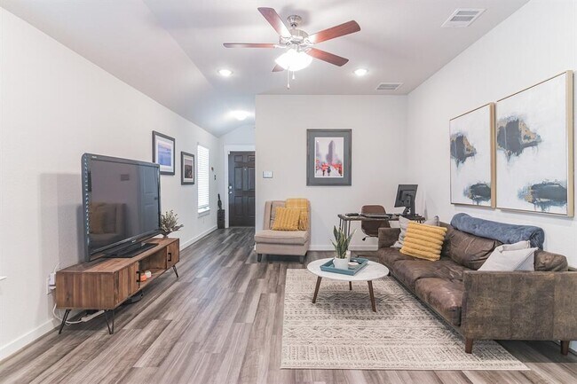Building Photo - 105 Earl Keen St