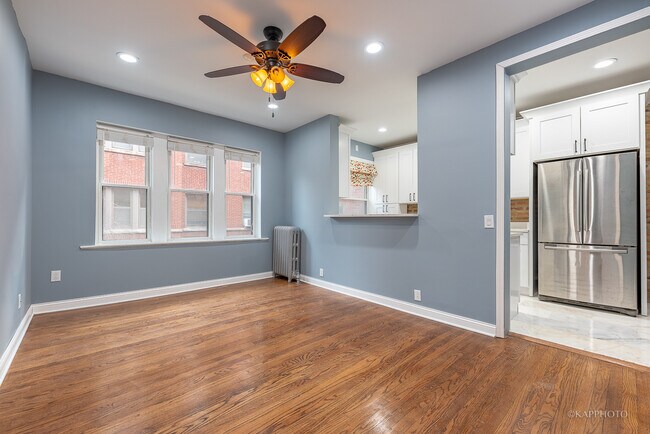 Foto del edificio - 1329 W Addison St