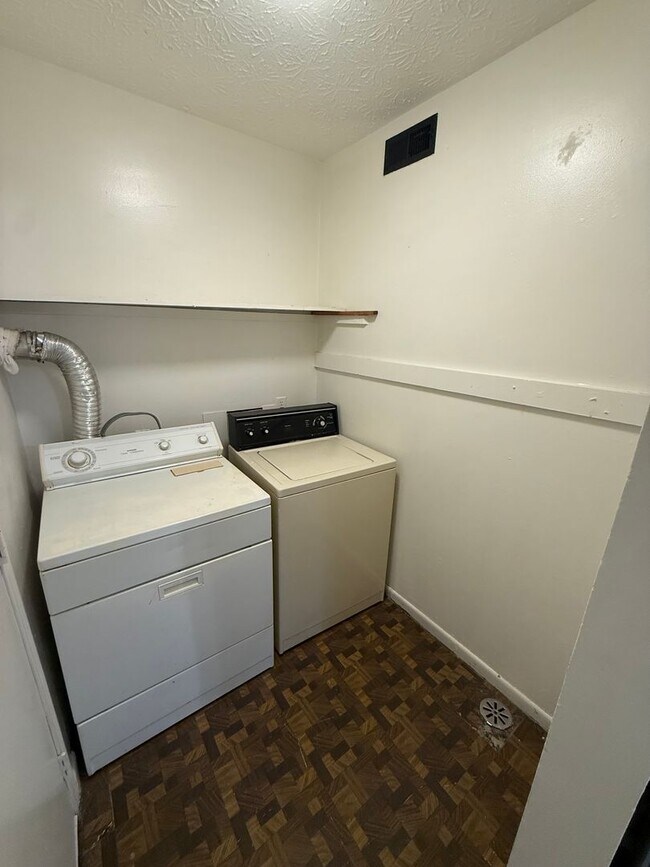 Foto del edificio - 2450-2452 Hiawatha St