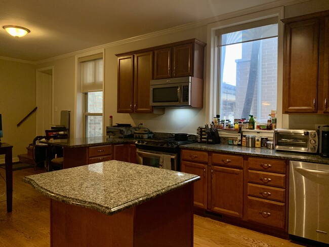 Foto del edificio - 3514 N Wilton Ave
