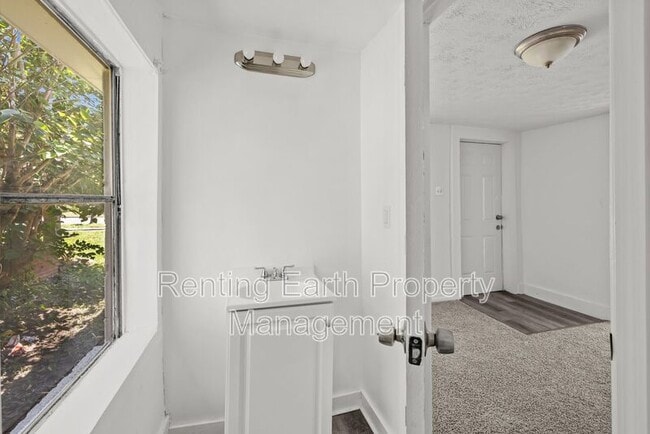 Building Photo - 1134 Oak St