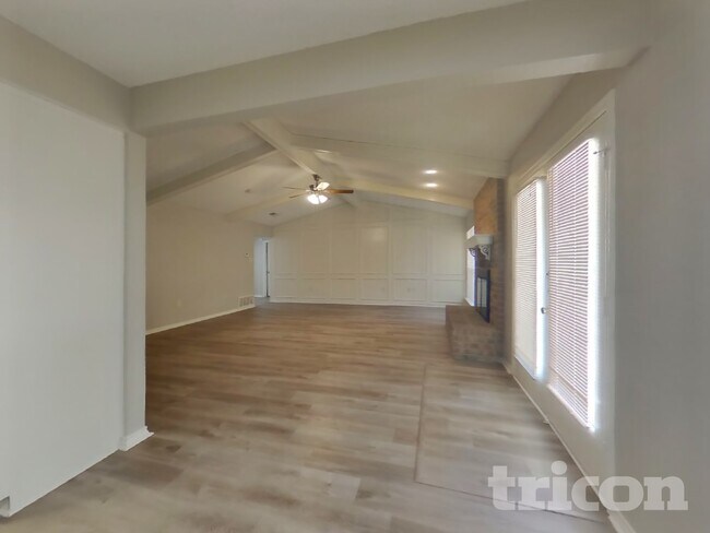 Building Photo - 934 Robinwood Dr