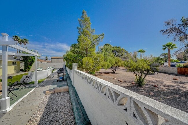 Building Photo - Beautiful single-story custom home featuri...