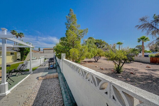 Foto del edificio - Beautiful single-story custom home featuring 3 bedrooms and 2 bathrooms