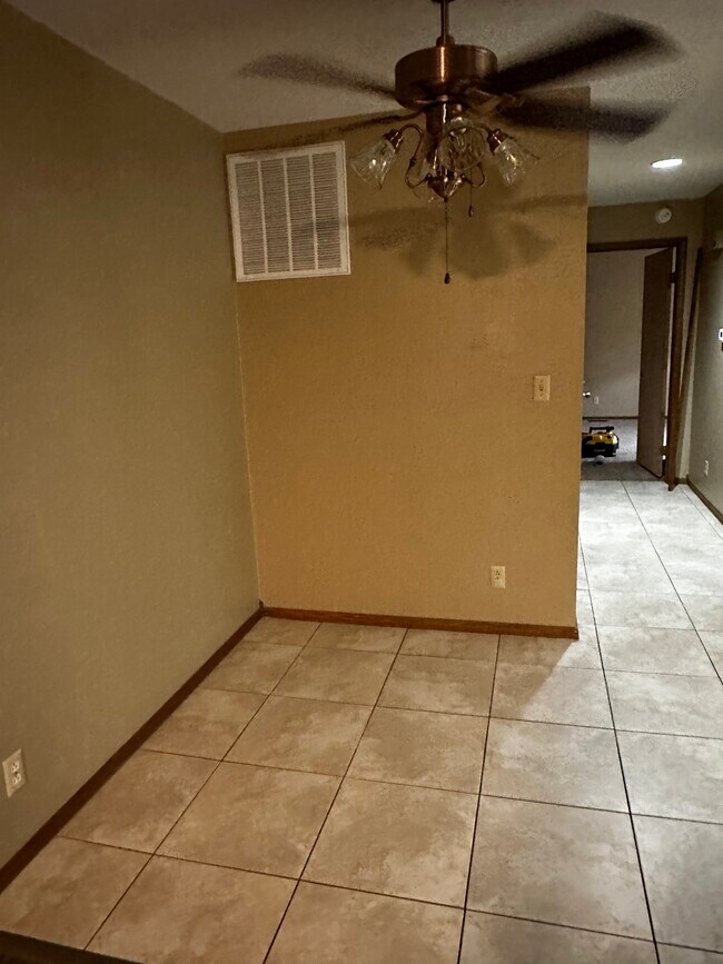 Foto del edificio - 412 N Oakwood Rd
