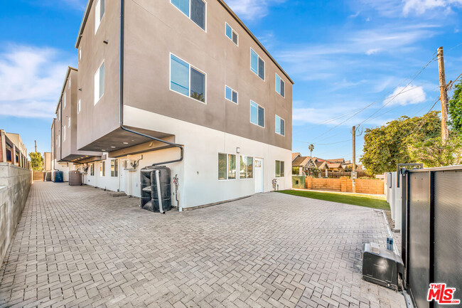 Foto del edificio - 1584 W 37th St