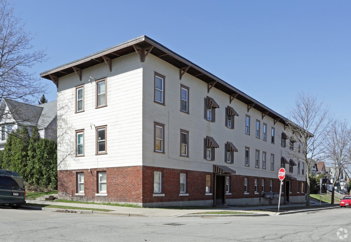 Building Photo - 3303-3311 W Juneau Ave