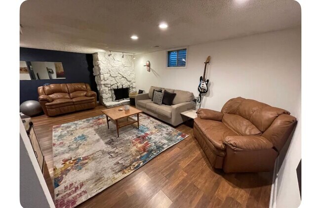 Sala de estar en el sótano y equipo de ejercicios. - 1792 Robb St