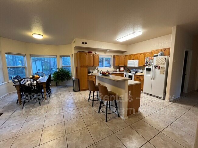 Building Photo - 1061 W University Heights Dr S