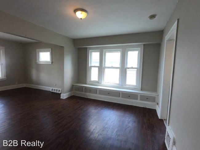 Building Photo - 2 br, 1 bath Apartment - 3102 W 111th St
