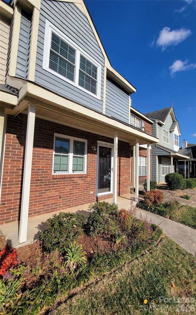 Foto del edificio - 3811 Mosscroft Ln