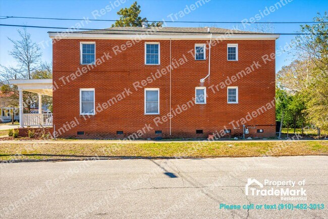 Building Photo - Church Street Upstairs Apartment