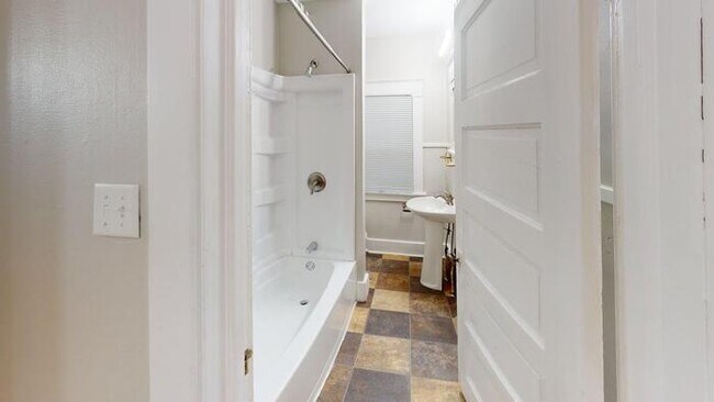 Building Photo - 612 E D Ave