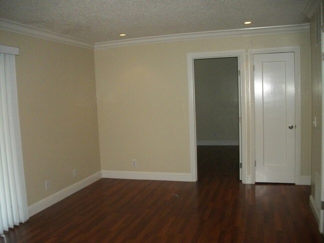 Building Photo - 800 Meadowlark Dr