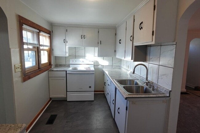 Building Photo - 3 Bed/ 1 bath house in a great location