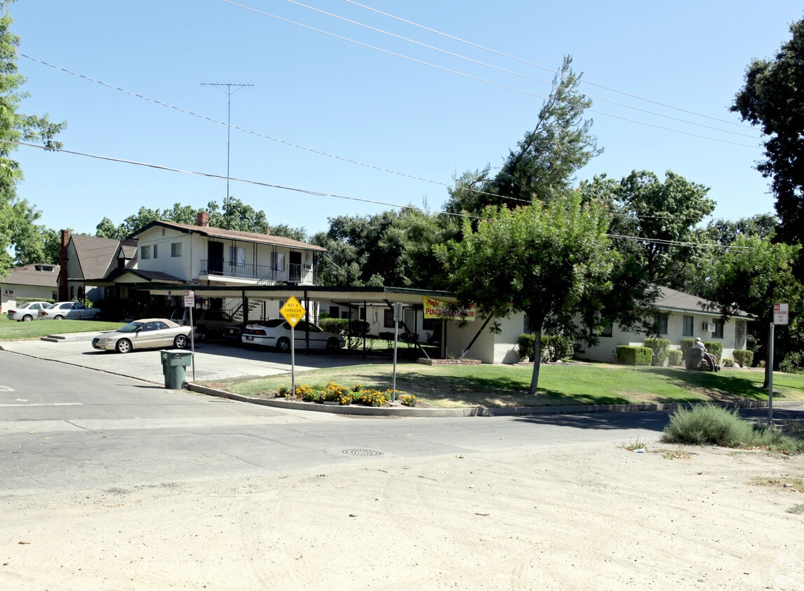 Primary Photo - Royal Palms Apartments