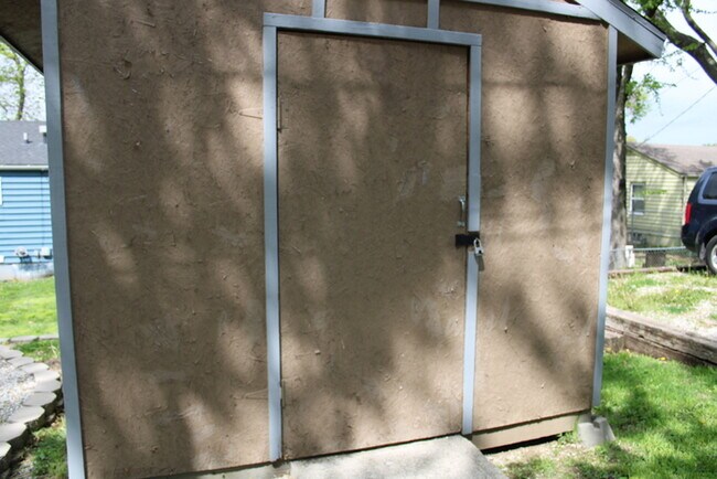 Building Photo - Beautiful 3 bdrm